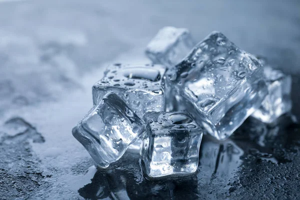 Kristalheldere Ijsblokjes Met Waterdruppels Grijze Tafel Close — Stockfoto