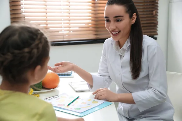 Menina visitando nutricionista profissional no escritório — Fotografia de Stock