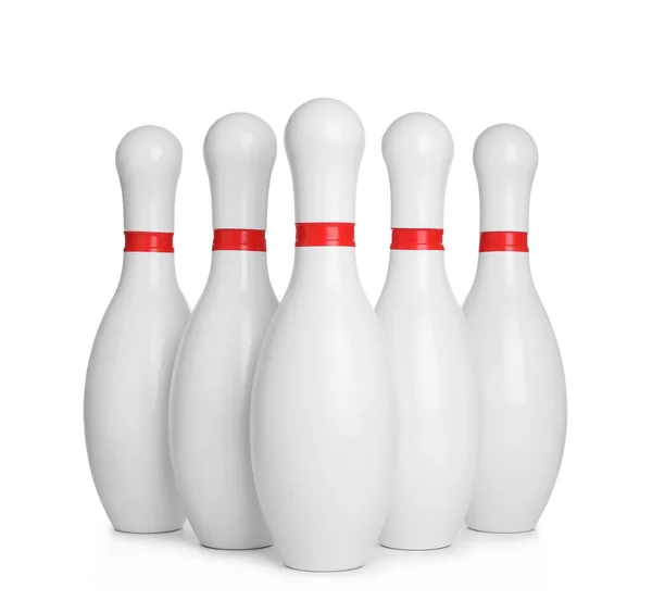 Bowling pinnen met rode strepen geïsoleerd op wit — Stockfoto