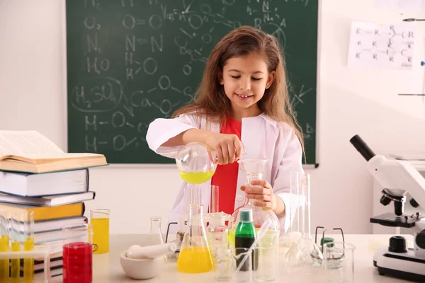 Un écolier fait une expérience à table en classe de chimie — Photo