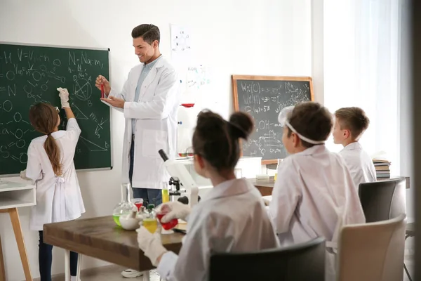 Professor com alunos em aula de química — Fotografia de Stock