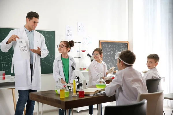 教室で化学の授業で生徒を持つ教師 — ストック写真