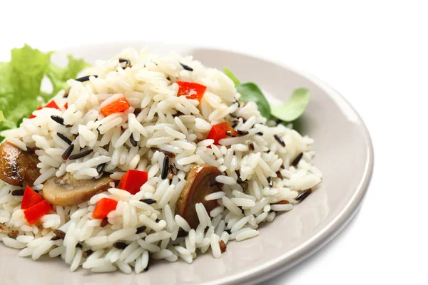 Delicioso arroz pilaf com cogumelos no fundo branco, close-up — Fotografia de Stock