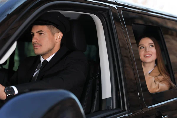 Conductor profesional y mujer de negocios en coche de lujo. Chofer s —  Fotos de Stock