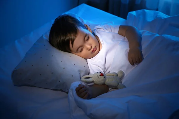 집에서 장난감을 가지고 자는 귀여운 아기. 잠자리 — 스톡 사진