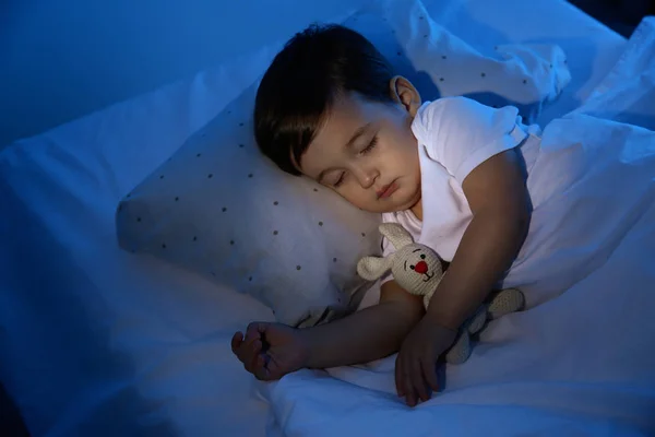Roztomilé děťátko spí doma s hračkou. Čas jít spát — Stock fotografie