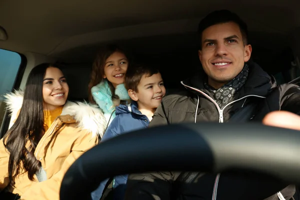 Glückliche Familie mit kleinen Kindern im modernen Auto — Stockfoto