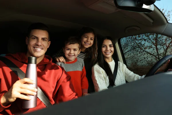 Familia feliz con niños pequeños dentro de coche moderno — Foto de Stock