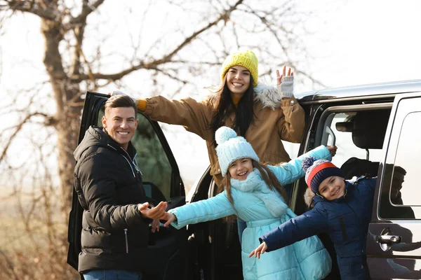 Homme heureux près de la voiture moderne avec sa famille à l'extérieur — Photo