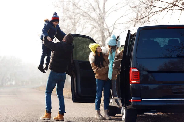 Famiglia felice con bambini piccoli vicino auto moderna su strada — Foto Stock