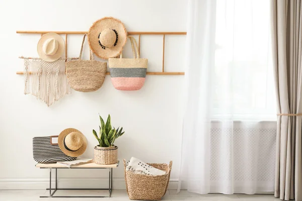 自宅で装飾的な木製のはしご、ベンチや植物。インテのアイデア — ストック写真