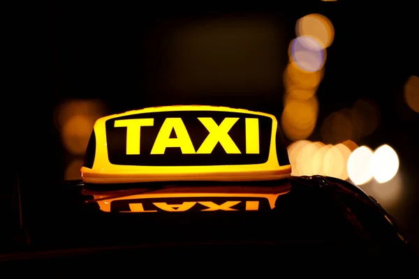 Taxi Autó Sárga Tetővel Felirat Város Utcáján Éjjel Közelkép — Stock Fotó