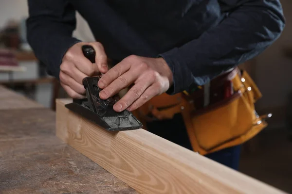 Profi Schreiner Schleift Holzplanke Mit Wagenheber Werkstatt Nahaufnahme — Stockfoto