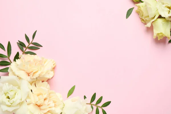 Επίπεδη Σύνθεση Lay Όμορφα Λουλούδια Και Χώρο Για Κείμενο Ροζ — Φωτογραφία Αρχείου