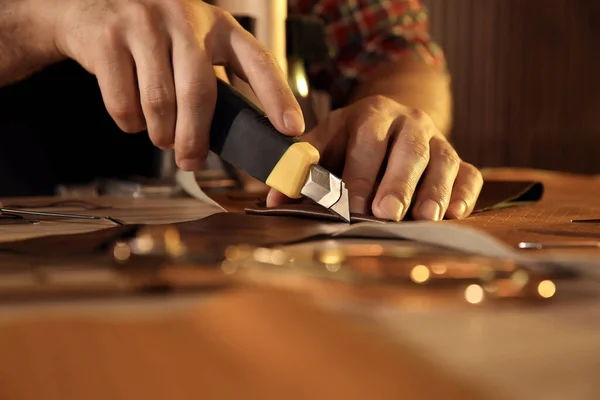 Mann Schneidet Leder Mit Messer Tisch Nahaufnahme — Stockfoto