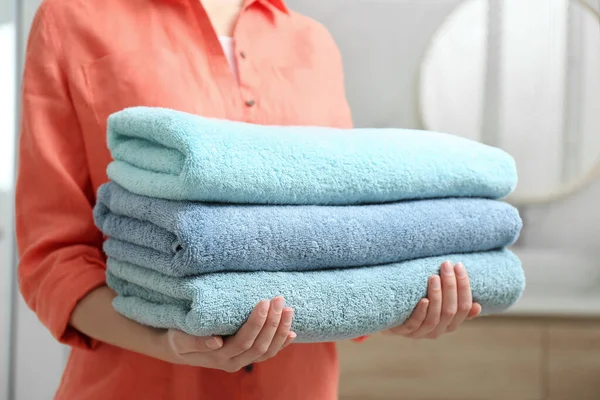 Kobieta trzymająca świeże ręczniki w łazience, zbliżenie — Zdjęcie stockowe