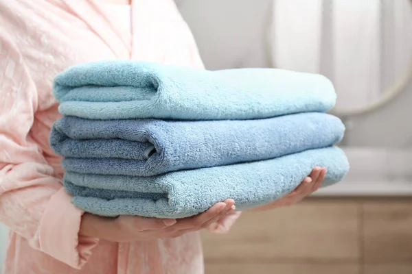 Mujer sosteniendo toallas frescas en el baño, primer plano —  Fotos de Stock