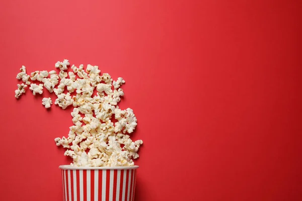 Deliciosas palomitas de maíz sobre fondo rojo, vista superior. Espacio para texto —  Fotos de Stock