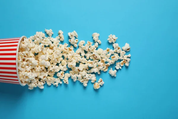 Heerlijke Popcorn Lichtblauwe Achtergrond Bovenaanzicht — Stockfoto