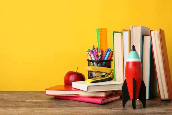 Juguete Brillante Cohete Útiles Escolares Escritorio Madera Espacio Para Texto —  Fotos de Stock