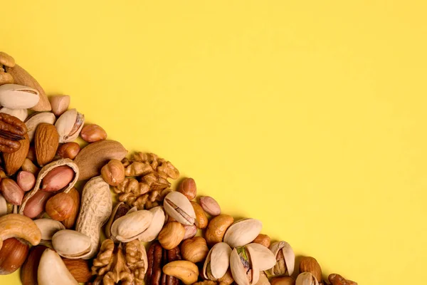 Diferentes Deliciosas Nueces Sobre Fondo Amarillo Planas Espacio Para Texto — Foto de Stock