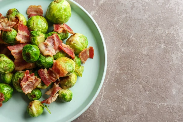 Délicieux Choux Bruxelles Avec Bacon Sur Table Marbre Vue Dessus — Photo