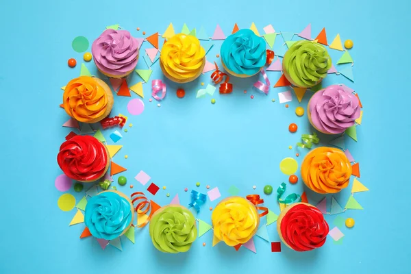 Cupcake Compleanno Colorati Sfondo Azzurro Posa Piatta Spazio Testo — Foto Stock