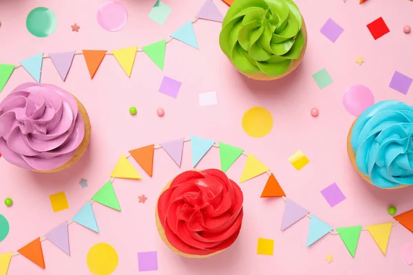 Colorido aniversário cupcakes no fundo rosa claro, flat lay — Fotografia de Stock