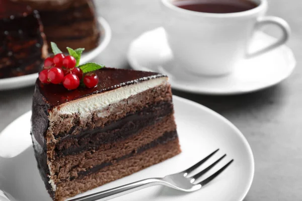 Leckerer Schokoladenkuchen Mit Beeren Auf Grauem Tisch Nahaufnahme — Stockfoto