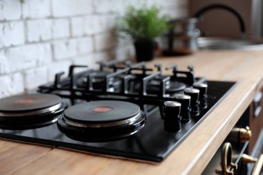 Mutfakta gaz ve elektrik ocakları olan yeni modern fırın.