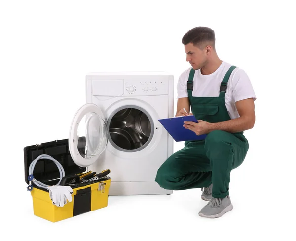 Reparador con portapapeles y caja de herramientas cerca de lavadora en whi —  Fotos de Stock