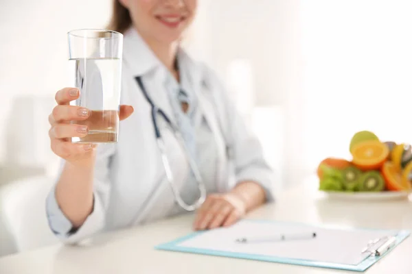 Nutritionniste avec verre d'eau au bureau, gros plan. Spa — Photo