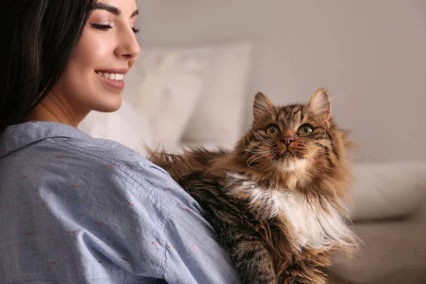 Vrouw met haar schattige kat thuis, close-up. pluizig huisdier — Stockfoto