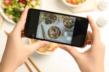 Masada öğle yemeği fotoğrafı çeken blogcu, üst görünüm