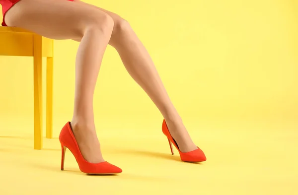 Mujer Con Medias Zapatos Rojos Con Estilo Sobre Fondo Amarillo —  Fotos de Stock