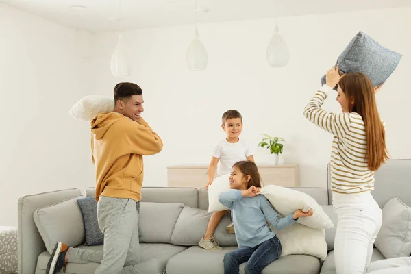 Щаслива сім'я має подушку боротьби у вітальні — стокове фото