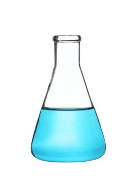 Beyaz üzerine izole edilmiş açık mavi sıvı Erlenmeyer matarası.