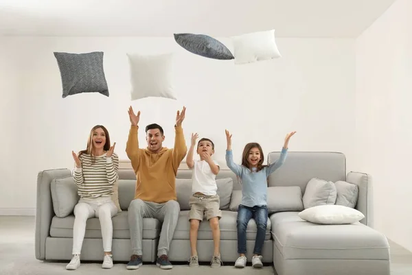Mutlu Aile Oturma Odasında Yastıklarla Oynuyor — Stok fotoğraf