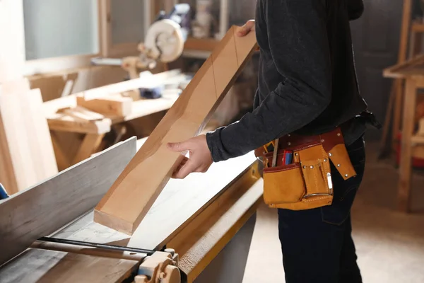 Professionele Timmerman Werkt Met Oppervlakte Schaafmachine Werkplaats Close — Stockfoto