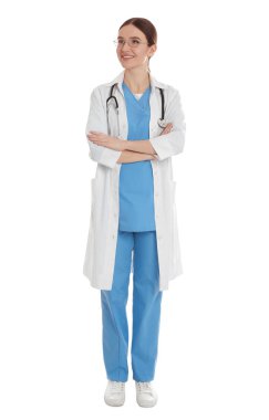 Beyaz arka planda tam boy doktor portresi