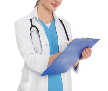 Beyaz arkaplanda panosu olan doktor, yakın plan