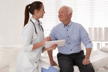 Üst düzey bir adam modern ofiste doktoru ziyaret ediyor.