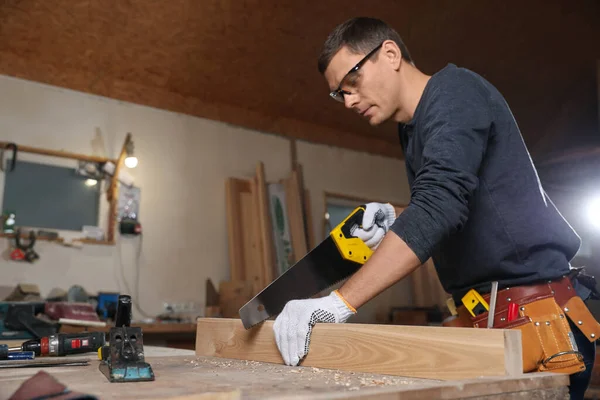 Professionele timmerman zagen houten plank op werkbank — Stockfoto
