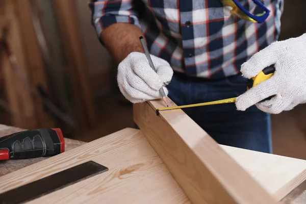 Carpintero Profesional Midiendo Tablón Madera Banco Trabajo Primer Plano — Foto de Stock