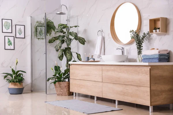 Plantas verdes en elegante baño moderno. Diseño de interiores —  Fotos de Stock