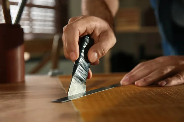 Muž Řezání Kůže Nožem Dílně Detailní Záběr — Stock fotografie