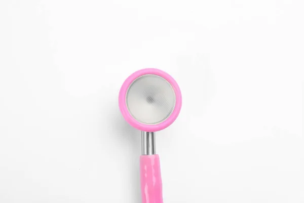 Rosa stetoskop isolerat på vit, ovanifrån. Bröstcancer borta — Stockfoto