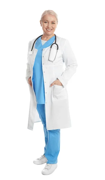 白い背景に成熟した医師の完全な長さの肖像画 — ストック写真