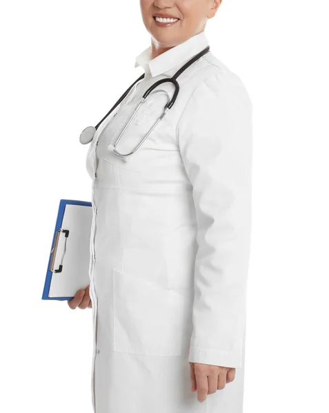 Gammal läkare med urklipp och stetoskop på vit bakgrund — Stockfoto