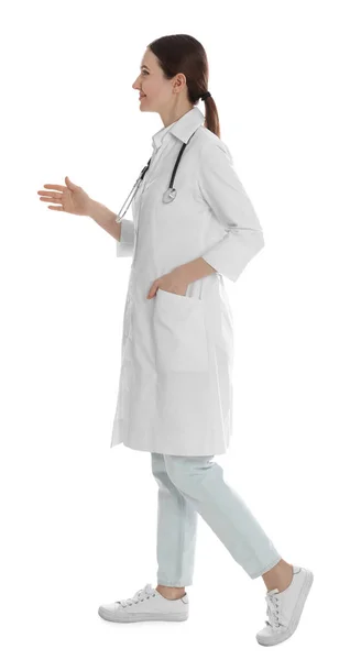 Доктор зі стетоскопом, що йде на білому тлі — стокове фото